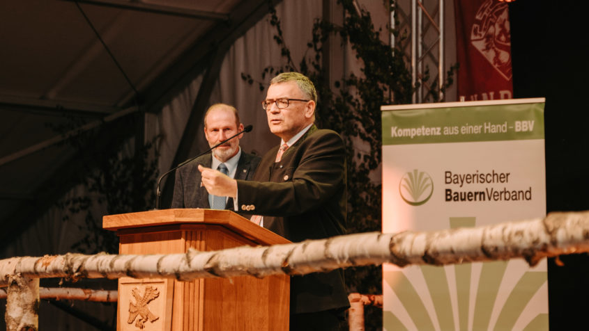 Staatskanzleiminister Dr. Florian Herrmann zu Gast beim Mühldorfer Kreisbauerntag in Oberbergkirchen. © Simone Kienzl