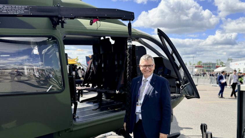 Staatskanzleiminister Dr. Florian Herrmann w&auml;hrend eines Rundgangs &uuml;ber die &bdquo;CANSEC 2026&ldquo;.