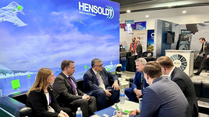 Staatskanzleiminister Dr. Florian Herrmann im Gespr&auml;ch beim Besuch der &bdquo;CANSEC 2026&ldquo; in Ottawa.
