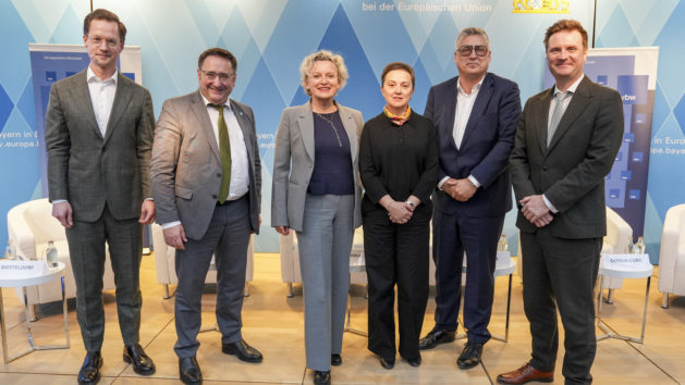 Die Teilnehmenden der Podiumsdiskussion (v. l. n. r.): Moderator Jan Diesteldorf, Tobias Gotthardt, Staatssekret&auml;r f&uuml;r Wirtschaft, Landesentwicklung und Energie, Agata Kotkowska, Europ&auml;ische Kommission, Dr. Marina Crnoja-Cosic, MCC Innovare, J&uuml;rgen Schaller, Carl Macher GmbH & Co. KG, Matthias Held, UPM &copy;vbw