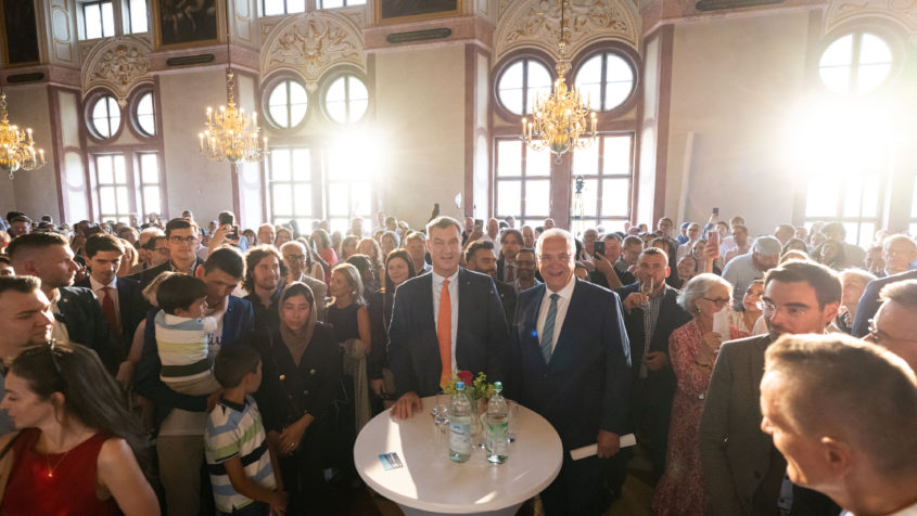 Ministerpräsident Dr. Markus Söder und Innenminister Joachim Herrmann begrüßen rund 700 neu Eingebürgerte aus Ober- und Niederbayern, der Oberpfalz und Schwaben beim Empfang im Kaisersaal der Münchner Residenz.