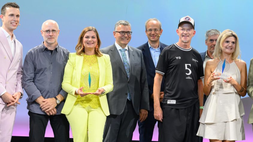 Gruppenbild nach der Verleihung der BLM-Medienpreise mit Moderator ...