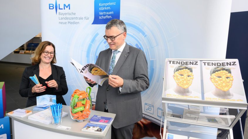 Bei einem Rundgang über die Lokalmedientage besucht Medienminister ...