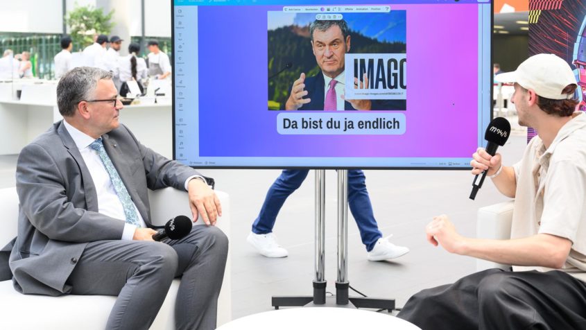 Medienminister Dr. Florian Herrmann im Gespräch mit M94.5.