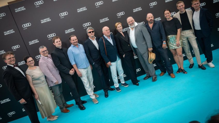 Eröffnung des Filmfestes München unter anderem mit dem Geschäftsführer der Internationale Münchner Filmwochen GmbH, Christoph Gröner (links), Renate Thalhammer-Herrmann (2. von links), Medienminister Dr. Florian Herrmann (3. von links) und Münchens Oberbürgermeister Dominik Krause (2. von rechts).