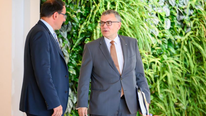 Finanzstaatssekretär Martin Schöffel im Gespräch mit Staatskanzleiminister ...