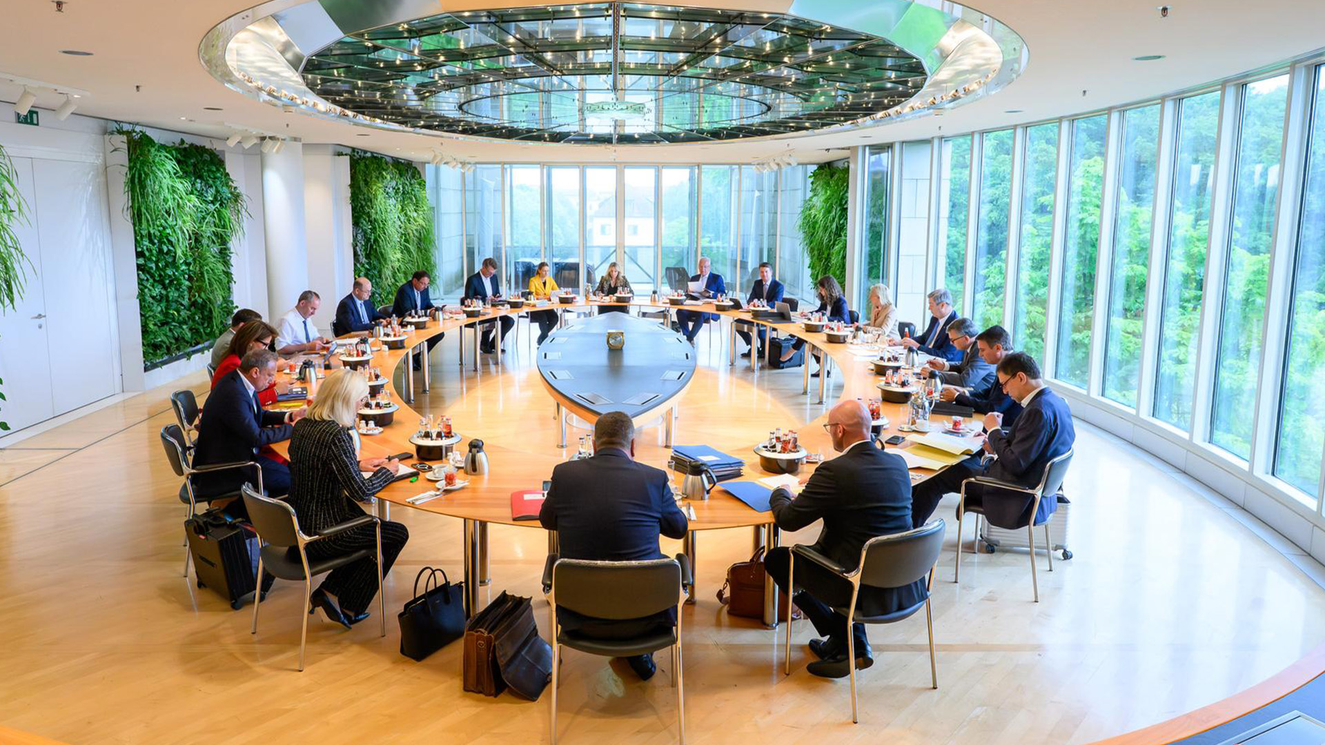 Die Kabinettssitzung findet im Ministerratssaal in der Bayerischen Staatskanzlei statt.