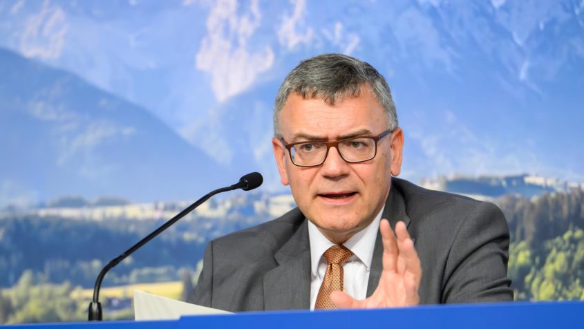 Staatskanzleiminister Dr. Florian Herrmann während einer Pressekonferenz ...