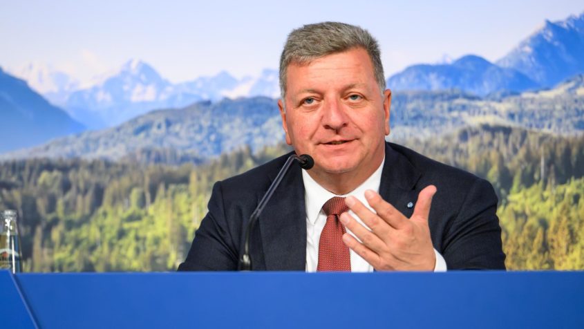 Bauminister Christian Bernreiter während einer Pressekonferenz ...