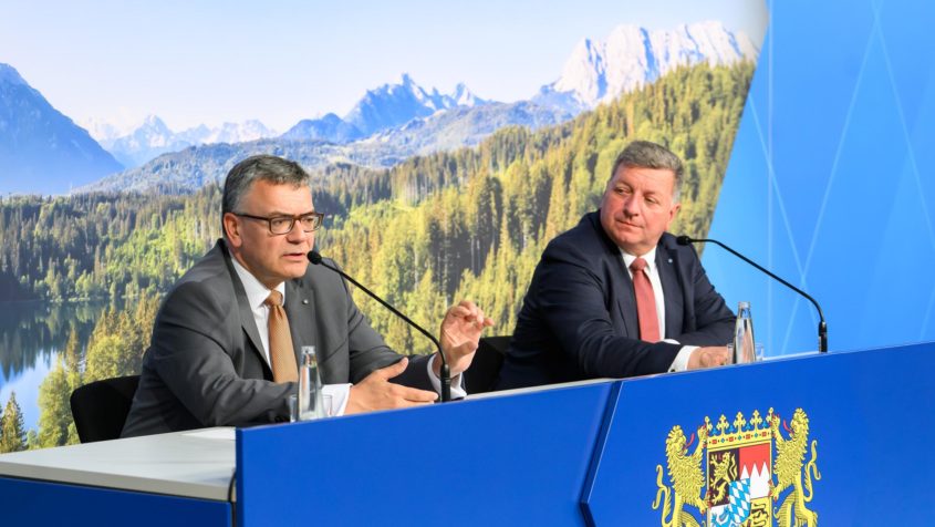 Die Pressekonferenz mit Staatskanzleiminister Dr. Florian Herrmann ...