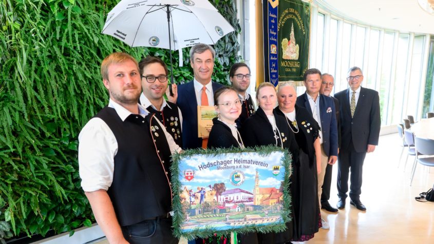 Gruppenbild im Ministerratssaal der Bayerischen Staatskanzlei: Ministerpräsident Dr. Markus Söder und Staatskanzleiminister Dr. Florian Herrmann mit einer Delegation des Vereinigung der Hodschager e.V. Moosburg.
