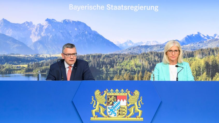 Die Pressekonferenz mit Staatskanzleiminister Dr. Florian Herrmann ...