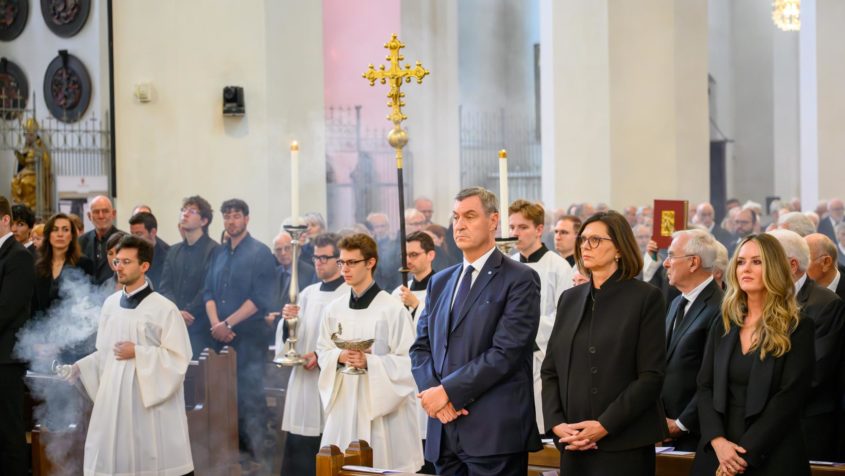 Ministerpr&auml;sident Dr. Markus S&ouml;der und Landtagspr&auml;sidentin Ilse Aigner w&auml;hrend des Pontifikalrequiems zu Ehren des verstorbenen Staatsministers a. D. Professor Dr. Hans Maier.
