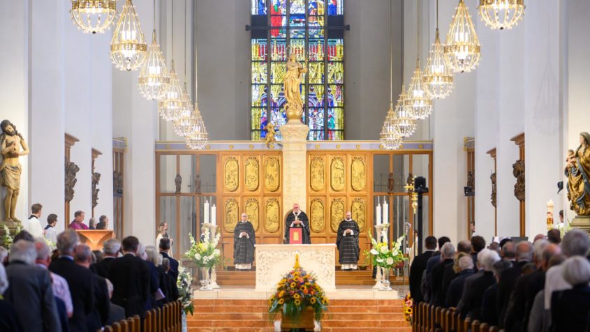 Der Erzbischof von M&uuml;nchen und Freising, Kardinal Reinhard Marx, leitet das Pontifikalrequiem zu Ehren von Prof. Dr. Hans Maier.