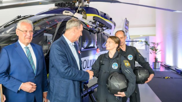 Vorstellung der neuen Polizeihubschrauber der Bayerischen Polizei: Innenminister Joachim Herrmann, Ministerpräsident Dr. Markus Söder und zwei Piloten der Polizeihubschrauberstaffel Bayern.
