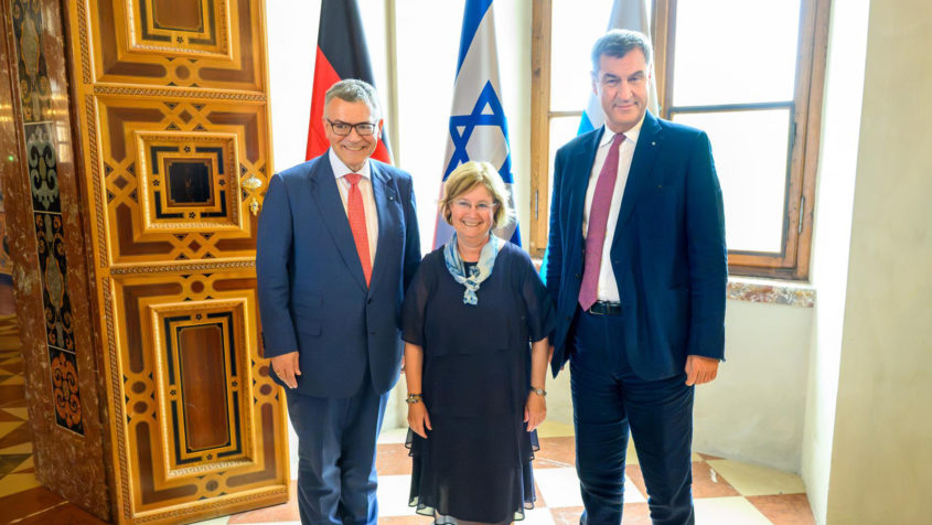 Staatsminister+Dr.+Florian+Herrmann%2C+die+israelische+Generalkonsulin+Talya+Lador-Fresher+und+Ministerpr%C3%A4sident+Dr.+Markus+S%C3%B6der+%28v.l.n.r.%29.