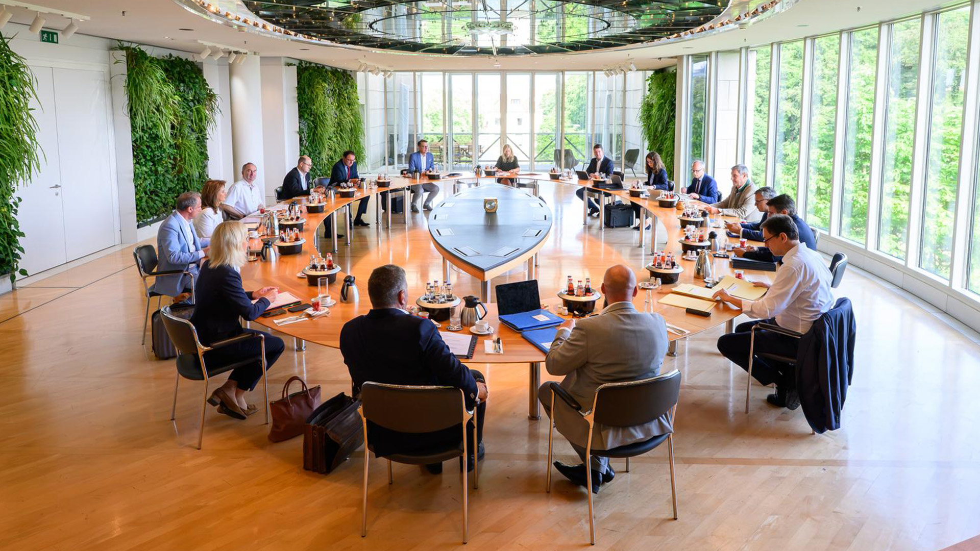 Das Kabinett tagt im Ministerratssaal der Bayerischen Staatskanzlei.