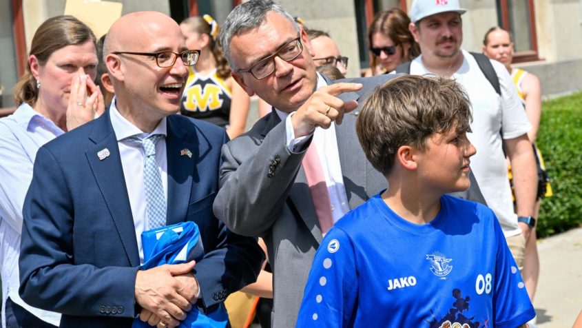 US-Generalkonsul Dr. James Miller im Gespräch mit Staatsminister ...