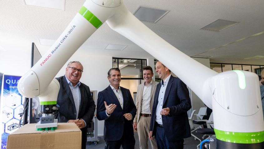 Europaminister Eric Bei&szlig;wenger: "Beeindruckend zu sehen, wie aus K&uuml;nstlicher Intelligenz, Robotik und modernem Maschinenbau konkrete L&ouml;sungen f&uuml;r unsere Industrie entstehen. Automatisierung ist keine Bedrohung f&uuml;r Arbeitspl&auml;tze, sondern ein Schl&uuml;ssel, um Wertsch&ouml;pfung, Produktion und Wohlstand in Bayern zu sichern."