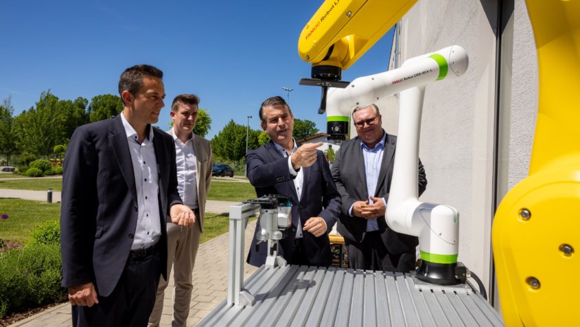 In Kempten besucht Europaminister Eric Bei&szlig;wenger den Allg&auml;uer Robotik Tag 2026 der QUANTEC Engineering GmbH.