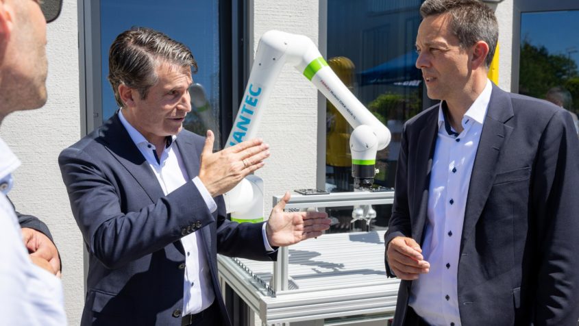Europaminister Eric Bei&szlig;wenger im Gespr&auml;ch mit dem Gesch&auml;ftsf&uuml;hrer der QUANTEC Engineering GmbH, Dr.-Ing. Christoph Karrer.