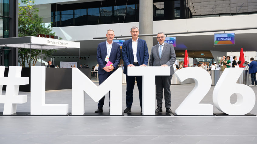 Eröffnung der Lokalmedientage 2026 im NCC Messe Nürnberg (v.l.n.r.): Der Geschäftsführer der Medien.Bayern GmbH, Stefan Sutor, Ministerpräsident Dr. Markus Söder und Medienminister Dr. Florian Herrmann.