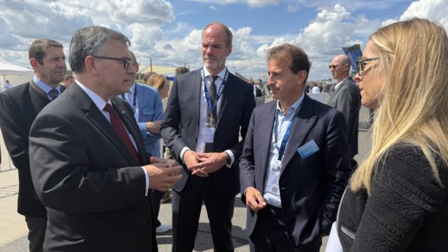 Staatsminister Dr. Florian Herrmann im Gespr&auml;ch.