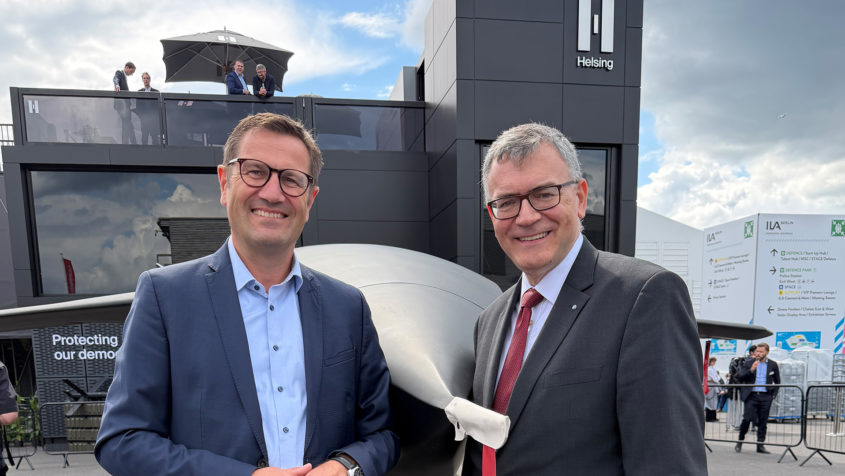 Beim Rundgang &uuml;ber die ILA besucht Staatsminister Dr. Florian Herrmann den Stand der Helsing GmbH.