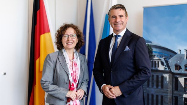 Staatsminister Eric Bei&szlig;wenger (rechts) und die Botschafterin von Kanada, Vera Alexander (links), in der Staatskanzlei.