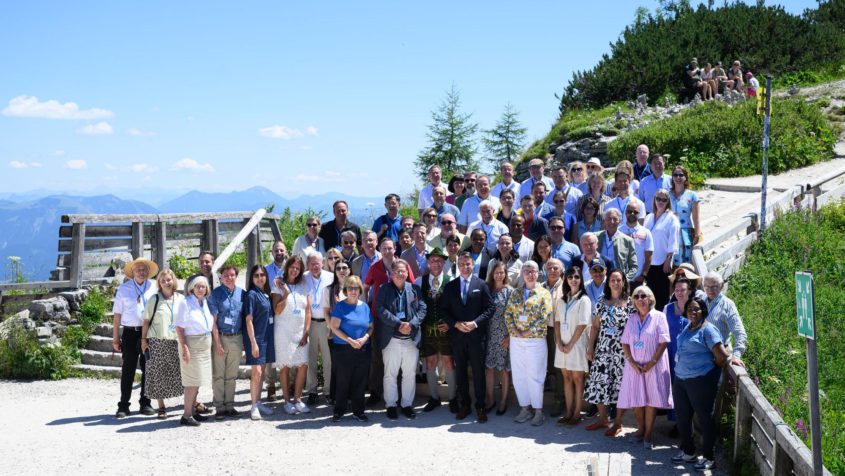 Gruppenbild mit Europaminister Eric Beißwenger und den Mitgliedern des Konsularischen Korps bei der Informationsfahrt in das Berchtesgadener Land.
