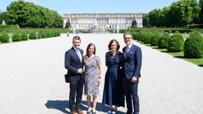 Vor dem Schloss Herrenchiemsee (v.l.n.r.): Europaminister Eric Beißwenger, Judith Beißwenger, Nadja Ahlbrecht und der Südtiroler Landeshauptmann Arno Kompatscher.