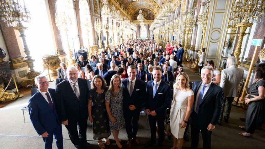 Gruppenbild beim Festakt zur Eröffnung der Herrenchiemsee Festspiele ...