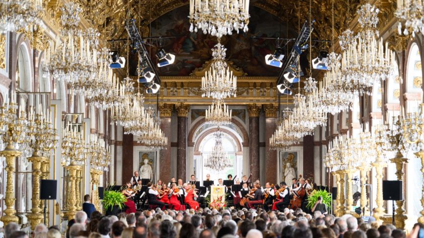 Das Orchester der KlangVerwaltung sorgt für den musikalischen ...