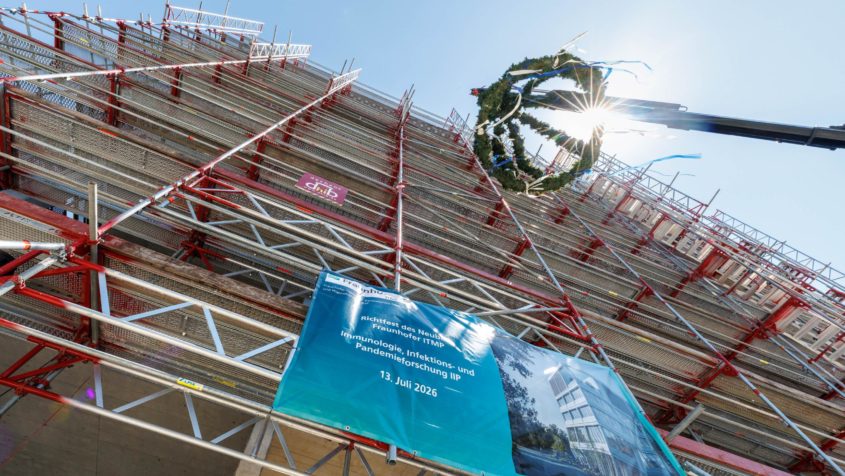 "Hier in Penzberg wird theoretische Forschung mit der Umsetzung in die Praxis verzahnt. Das verbessert die Attraktivit&auml;t des Wirtschaftsstandorts Bayern insgesamt und sorgt f&uuml;r weitere Investitionen von Global Playern wie Roche. Hightech und Heimat verschmelzen hier perfekt." - Ministerpr&auml;sident Dr. Markus S&ouml;der.