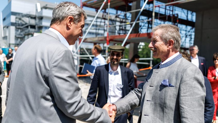 Ministerpr&auml;sident Dr. Markus S&ouml;der (links) und der Institutsleiter des Fraunhofer-Instituts f&uuml;r Translationale Medizin und Pharmakologie ITMP, Prof. Dr. Dr. Gerd Gei&szlig;linger (rechts).