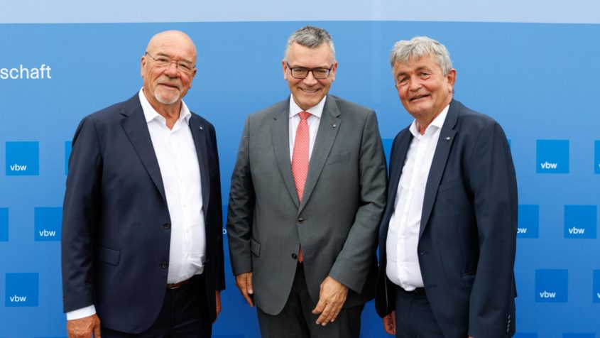 Der vbw-Pr&auml;sident Wolfram Hatz, Staatsminister Dr. Florian Herrmann und der vbw-Hauptgesch&auml;ftsf&uuml;hrer Bertram Brossardt (v.l.n.r.).