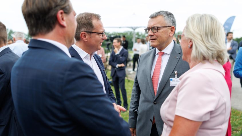 Staatsminister Dr. Florian Herrmann im Gespr&auml;ch.