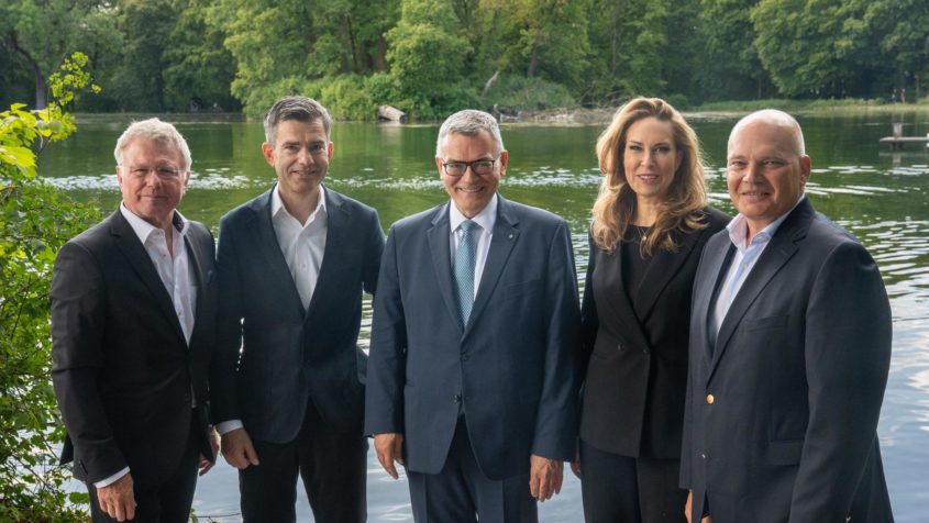 Gruppenbild zum Sommerempfang des Medienverbands der freien Presse e.V. (MVFP): Der Erste Vorsitzende des MVFP Bayern Horst Ohligschl&auml;ger, der CEO der ZEIT Verlagsgruppe, Nils von der Kall, Medienminister Dr. Florian Herrmann, die Gesch&auml;ftsf&uuml;hrerin des MVFP Bayern, Anina Veigel, und der Verleger sowie Gesch&auml;ftsf&uuml;hrende Gesellschafter der Mediengruppe KLAMBT, Lars Joachim Rose (v.l.n.r.).
