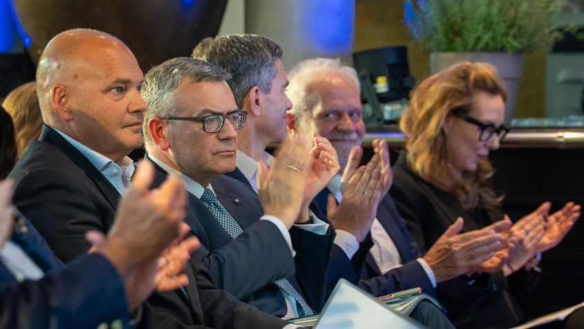 Der Verleger sowie Gesch&auml;ftsf&uuml;hrende Gesellschafter der Mediengruppe KLAMBT, Lars Joachim Rose, und Medienminister Dr. Florian Herrmann beim Sommerempfang des Medienverbands der freien Presse e. V. (MVFP) im Restaurant Seehaus im Englischen Garten in M&uuml;nchen.