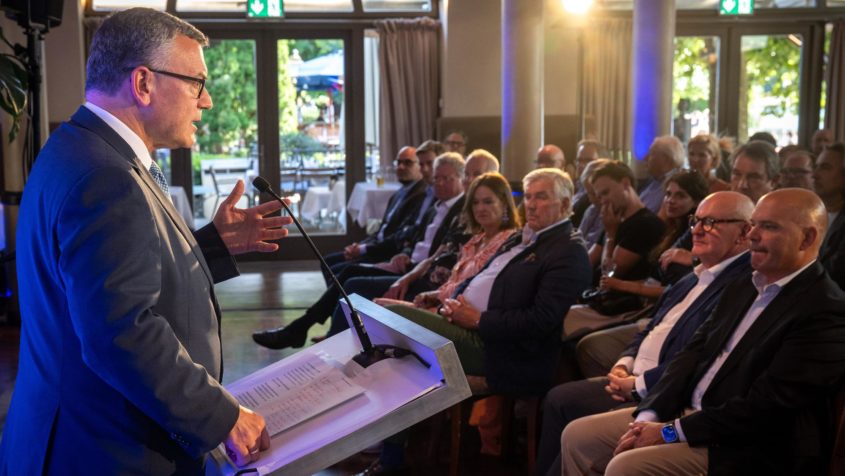 Medienminister Dr. Florian Herrmann h&auml;lt eine Rede beim Sommerempfang des MVFP.