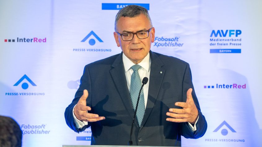 Medienminister Dr. Florian Herrmann h&auml;lt eine Rede beim Sommerempfang des MVFP.
