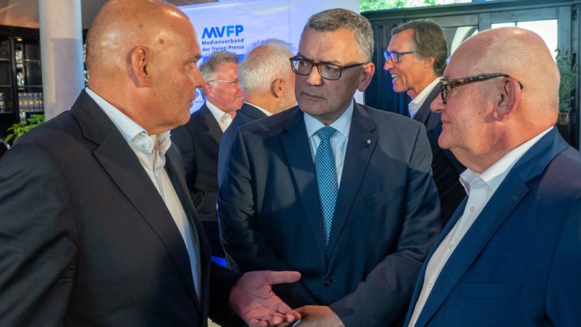 Beim Sommerempfang des MVFP diskutiert Medienminister Dr. Florian Herrmann mit den anderen G&auml;sten &uuml;ber die Zukunft des Journalismus und die Herausforderungen der Medienbranche.