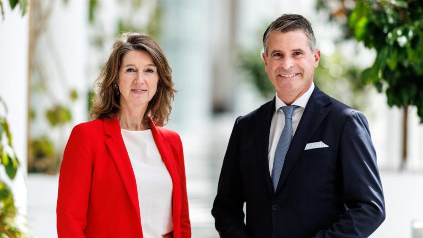 Die Botschafterin des Königreichs der Niederlande, Hester Somsen (links), und Europaminister Eric Beißwenger (rechts) in der Staatskanzlei.