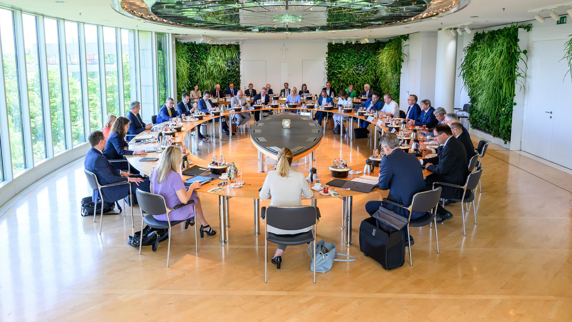 Die Kabinettssitzung findet im Ministerratssaal der Bayerischen Staatskanzlei statt.