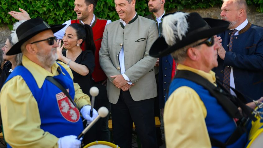 Ministerpr&auml;sident Dr. Markus S&ouml;der schaut sich den Festumzug anl&auml;sslich des Jubil&auml;ums 900 Jahre Rimpar an.