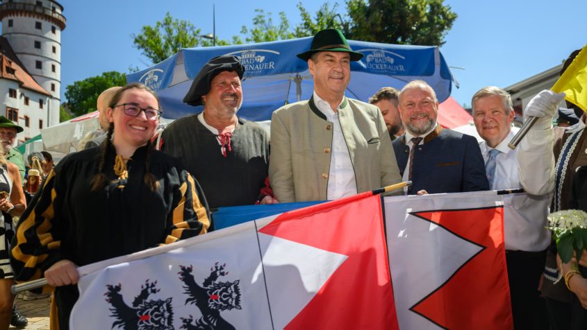 Ministerpr&auml;sident Dr. Markus S&ouml;der: "900 Jahre sind ein stolzes Jubil&auml;um. Es zeigt unsere Philosophie: Wir sind modern und ver&auml;ndern uns immer wieder, aber genauso bewahren wir Heimat und Traditionen. Als Staatsregierung unterst&uuml;tzen wir die Kommunen und zeigen in allen Landesteilen Pr&auml;senz vor Ort. Allen viel Freude beim Feiern &ndash; Unterfranken ist einfach sch&ouml;n!"