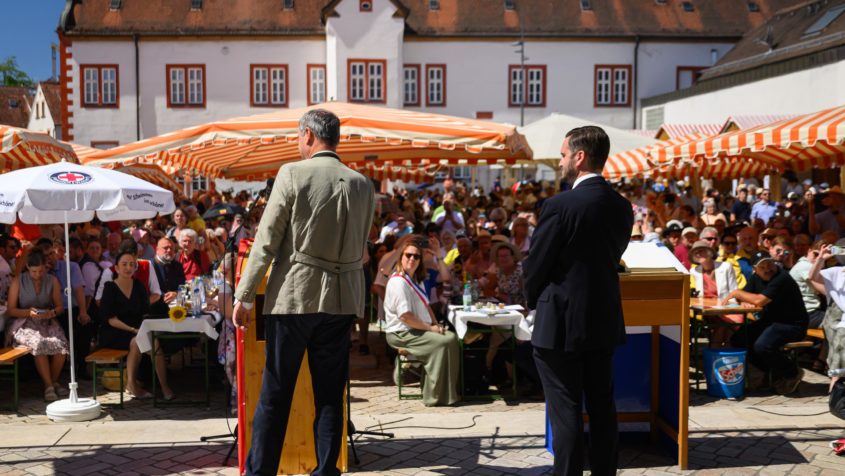"Gerade in schwerer Zeit braucht es auch Lebensfreude, um Kraft zu sch&ouml;pfen. Besonders Vereine, Feuerwehr und der soziale Zusammenhalt machen eine Kommune lebenswert &ndash; danke f&uuml;r dieses enorme Engagement!" - Ministerpr&auml;sident Dr. Markus S&ouml;der.