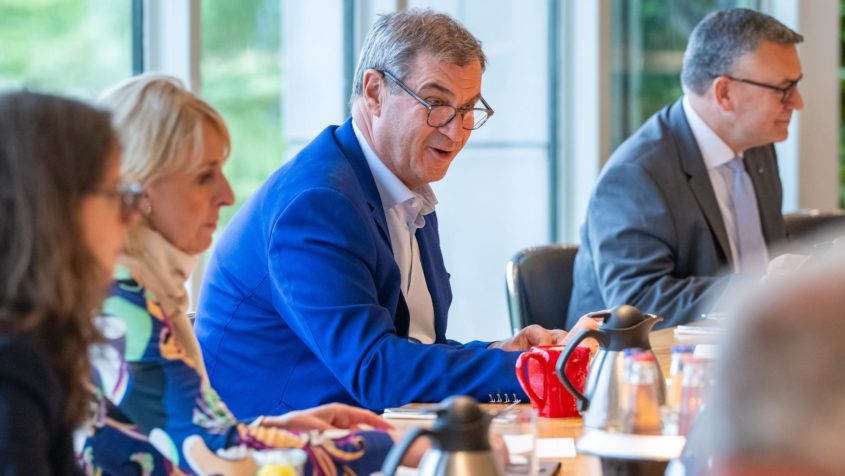 Ministerpr&auml;sident Dr. Markus S&ouml;der leitet die Sitzung des Ministerrats.
