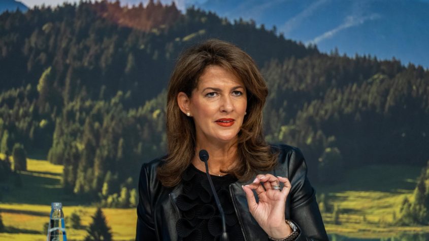 Landwirtschaftsministerin Michaela Kaniber in einer Pressekonferenz ...