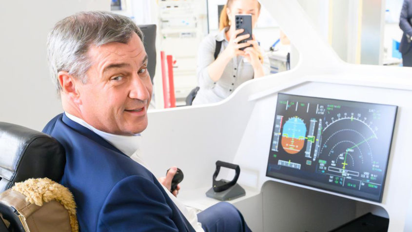 Ministerpräsident Dr. Markus Söder besucht die Liebherr-Aerospace Lindenberg GmbH.